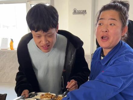 小慧今天带的红烧肉太香了,这帮人真能抢啊。#原创 #一定要看到最后 #红烧肉 @我哥老六