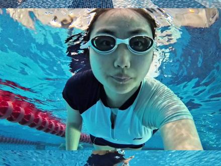 大疆action4和影石acepro怎么选? 26年还有没有纠结这两款?不聊参数,带大家从成像画面和体验度直观感受一下!
顺便分享一下后期导出不糊的小技巧:
📷拍摄4K60或50帧后
方法一:有条件的,使用读卡器上传到电脑端,使用电脑剪映添加一些对比度、锐度和清晰度,导出4 K60帧视频再添加官方水印,
然后传到手机也尽量用数据线保存到手机相册里,或者保存网盘类软件
❌不要用🛰里的文件传输会压缩
方法二:手机端用官方软件将原素材先保存到手机里,再添加锐度和对比度,分辨率一定改为4K输出
(软件默认导出是1080p一定要先改4K哈,这样就算压缩也不会损失太多画质)
❗️后面会出一期关于两台机器详细的拍摄不糊的机内设置教程,和高清夜拍教程,宝宝们可以蹲一下哦~
对啦,关于大家说的影石Ace pro续航问题,我个人的解决办法是配双电或者带个充电宝,毕竟它支持快充,也是挺方便哒!
#运动相机 #影石#acepro运动相机 #大疆 #action4