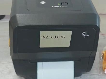 斑马zd888条码打印机维修故障判定教程 故障 1:打印空白、完全没有字迹
确认模式:ZD888‑T,热敏标签不要装碳带;热转印标签必须装碳带,模式不能搞混
清洁打印头:关机冷却,95% 无水酒精棉签单向擦拭打印头金属发热条,晾干 5 分钟再开机打印
驱动设置:打印机属性‑打印浓度调高(80‑100),降低打印速度
自检页测试:按住 FEED 键开机,2 秒后松开,打印自检页;自检空白 = 打印头硬件损坏,需要更换打印头
故障 2:打印模糊、条码断线、固定位置缺线
清洁打印头
标签 / 碳带质量差,更换正品耗材
自检打印同样断线:打印头断针,无法修复,直接更换打印头
故障 3:走纸不停、每次走多张标签、定位不准
打开机盖,黄色可移动标签传感器滑块,移动到标签中间位置
重新装好标签纸,关闭盖子,长按 FEED 键 2‑3 秒,执行纸张校准,打印机自动走几张标签完成侦测
驱动纸张尺寸必须和实际标签大小一模一样,边距清零
故障 4:卡纸、齿轮打滑异响
取出卡住标签,清理碎纸
打印头没有压紧,重新用力扣紧两边卡扣
胶辊(滚轴)粘胶、磨损:酒精清洁胶辊;胶辊老化打滑需更换胶辊
故障 5:电脑发任务,打印机没反应
打印队列全部取消,重启打印机和电脑
更换 USB 线、换电脑 USB 口,优先插主机后置 USB
检查驱动端口:控制面板‑打印机属性‑端口,端口号必须和打印机 USB 端口一致
重装官方 Zebra Setup Utility 驱动,不要用系统自带通用驱动