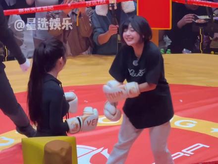这哪是拳击比赛啊,这不纯纯小学生偷溜进八角笼吗#奶露拖勇闯八角笼#千万女网红泉州街头大打出手#不吃奶露拖