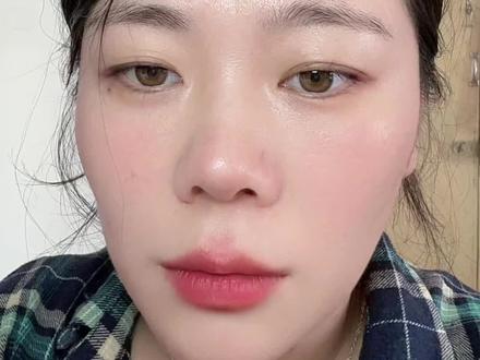 为什么永拒见面会? 以前不是有句话很有名吗:离偶像的作品近一点,离偶像的生活远一点。如果我喜欢一对cp,我会希望他俩好好在一起,希望他们偶尔给我分享一下他们的日常就算是我最大的窥私欲了。如果你喜欢单人,就是想跟他近距离接触,我认为这其实是很怪异的一件事。因为办见面会的话,你确实是花钱就能近距离接触到,但是这样跟我视频里说的例子其实区别不大,你真的忍心用钱裹挟爱的人吗?#唠嗑 #追星 #见面会 #云熠