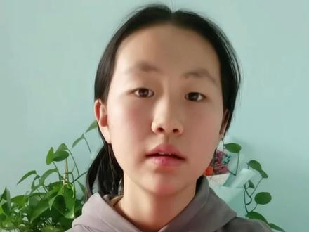 今天带大家学习"地点介词" 1. in:在…里面
2.on:在…上面
3. beside:在…旁边
4. under:在…下面
5. behind:在…后面
6. in front of:在…前面
#英语 #英语口语 #英语学习 #英语没那么难 #每天学习一点点