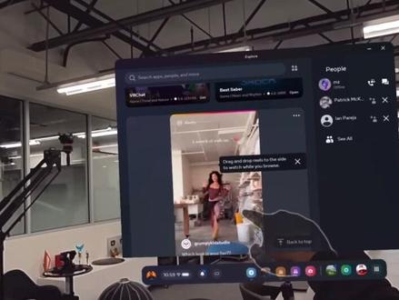 我已经上手了全新的Meta Quest3头戴显示设备该显示,设备可以在空间中任意位置,使用虚拟操控键盘也可以使用虚拟的显示屏设备,并且可以通过手势与其交互操控空间中的键盘移动到任意位置空间,键盘的输入位置体验非常好,可以非常轻松的在线输入文字,并下载相关的游戏体验#数码科技 #meta #quest #quest3 #metaquest3