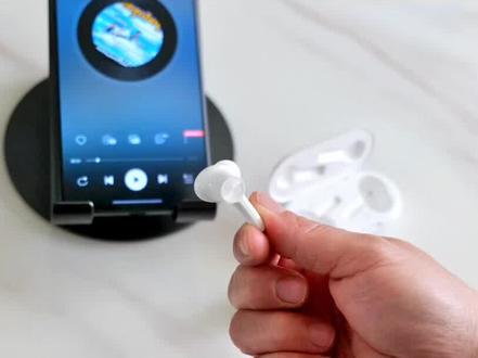 一加Buds Z2蓝牙耳机,有主动降噪功能,很适合通勤的社畜佩戴。并且它的声音铿锵有力,很好听,堪称一加手机的好搭档。#一加ace2 #618抖音好物节 #一加budsz2 @抖音电商作者成长 @抖音创作者中心 @抖音创作者大会