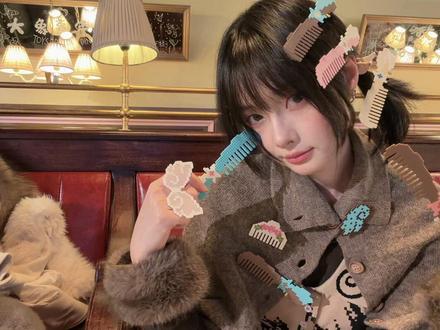 染上拼豆了怎么办? 做了很火的Ashley Williams 的梳子发夹拼豆 还有很多可爱的小东西 太好玩啦~#拼豆 #ashleywilliams #拓麻歌子 #tamagotchi #晒出我的拼豆作品