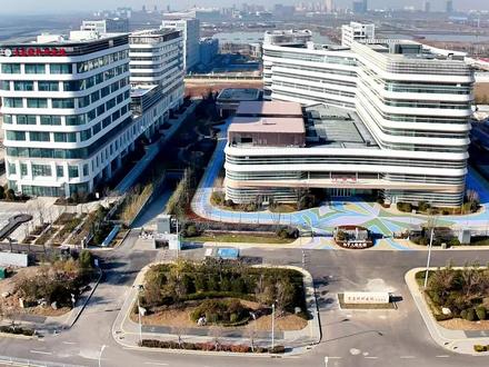 青岛眼科医院,山东第一医科大学眼科学院 青岛眼科医院红岛扩建工程项目总投资约4.3亿元,占地面积约40亩,总建筑面积约5万平方米。项目北侧建筑为综合医疗楼,其中1层到3层是综合办公区及诊室,4层到7层是病房,8层是手术室,南侧3层建筑为医院门诊楼,项目规划设置床位300张。
山东第一医科大学眼科学院项目位于青岛高新区眼科医院以南、规划十八号线以西、经二路以北、残疾人康复中心以东,占地面积约15亩,建筑面积约3万平方米,总投资2.5亿元。主要建设包括一栋生活综合楼、一栋教学实验楼及地下车库,其中生活综合楼为地上九层,教学实验楼为地上八层、地下一层。同时,项目还配套建设有室外道路、广场、景观绿化等。项目建成后,将依托山东第一医科大学附属眼科研究所,由院士领衔的眼科导师团队和资源平台,通过与山东第一医科大学临床医学院的基础医学教育结合的培养方式,开展眼科学研究生等高层次人才教育。
#青岛高新区 #无人机航拍 #医疗 #医院 #三甲医院