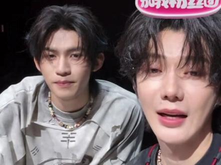 2026.02.27,刚下飞机打车的途中突然@云旗Yunqi @郝熠然 直播了,幸福来的太突然了吧!澳门百老汇舞台排练直播进行中✨ #云旗郝熠然澳门演唱会 #云熠星河 #郝熠然 #云旗 #吾岸彼岸演唱会