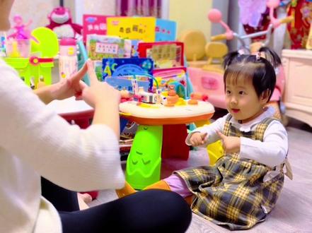 👧两岁宝宝推荐 :0-3岁早教儿歌、幼儿早教启蒙歌谣《水果歌》小朋友们学起来吧。
👩妈妈经验分享:如何让宝宝早开口,要选短、押韵、可互动、带规则的,把儿歌融入生活场景。
#真实生活分享官 #真实生活分享计划 #早教 #亲子互动 #儿歌 @DOU+上热门 @抖音小助手