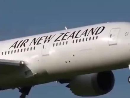 【跨越南大洋去南美!东航要开通上海—奥克兰—布宜诺斯艾利斯航线】
2025年6月18日,东航与奥克兰机场在上海签署协议。根据计划,中国东方航空将在2025年12月,开通从上海出发经新西兰奥克兰中转(严谨划重点:经停过境免签),飞往阿根廷布宜诺斯艾利斯的商业航班。新航线东航计划采用777-300ER执飞,每周两班,开通后不但将填补上海在直达南美航线上的空白,也将成为中国和阿根廷两国间唯一一条直达航线。
相较于传统的从欧洲、北美中转飞往南美的“北向通道”,东航此次选择经停新西兰再飞往南美的“南向通道”,不但航程更短、飞行耗时更少,还具备转机时差少的优势,给全球旅客带来更加便捷的体验。此外,东航将申请该航线的第五航权,可在经停奥克兰机场时上下客货,这将极大促进中、新、阿三方的经贸和人员往来。#奥克兰#阿根廷#东航