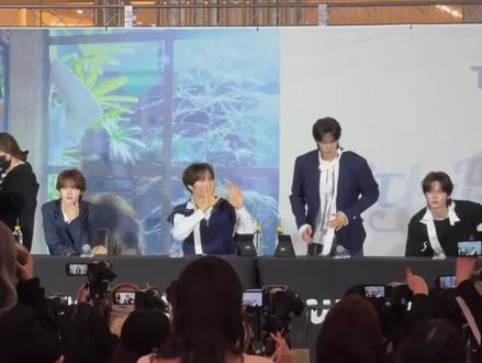 英宰大王看到韩振的粉丝应援视频反应太可爱啦 大王真的好温柔、好帅
#崔英宰 #韩振 #tws #签售会 #应援