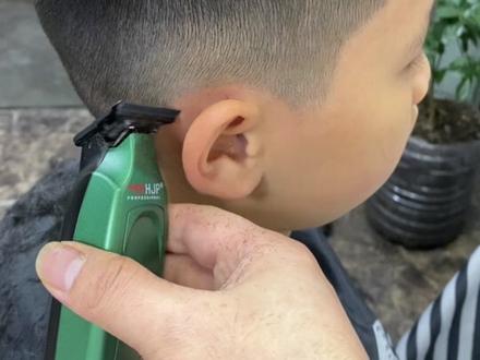 儿童三角固定剃发手法 #儿童理发 #零基础学理发 #小男孩发型