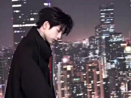 张凌赫这无处安放的熟男魅力啊!#张凌赫#纽约Gucci2027早春度假大秀#权威
