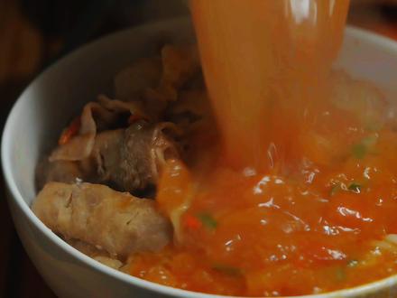 酸辣开胃的酸汤肥牛面 面条爽滑,汤汁浓郁!#抖音年味争霸赛 #酸汤肥牛面