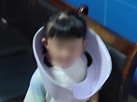 一不留神,娃把塑料凳套头上被卡了,家长求助消防员。