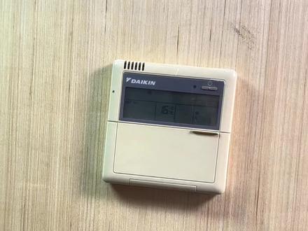 如何更换大金中央空调线控器,控制面板?大金翻盖brc1c611控制面板更换方法,大金brc1e631线控器更换的操作方法。#空调的那点事儿 #家装知识科普 #装修知识点分享 #装修科普小知识 #开关面板安装接线