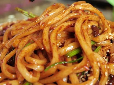 #为城市美食打call #美食伊宁抖起来 伊犁美食干煸炒面@抖音小助手