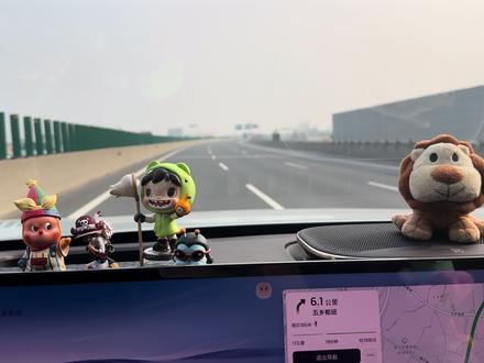 #ls9@IM智己汽车 智己ls9俩大硬伤 1.因为第一批次车辆小毛病不断 所产生混乱糟糕的售后 产生诸多负面情绪价值
2. 80码以上 非常廉价的风燥 可以看得出是没有打磨过的产品硬端上来的 这风燥120以上就和开着窗在开任何区别 BO音响开到大都压不住的巨大风躁 和豪华车和宣传时候一点都不匹配的低分贝宣传鲜明对比,宛如诈骗