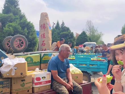 锦州产瓜大镇凌海三台子,看百姓自发形成的小市场,人多车多瓜多 #助农水果 #水果市场 #香瓜 #优质农产品 #我的乡村生活 #三农 #优质水果 #卖香瓜