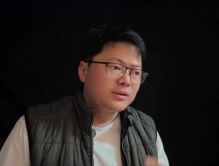 其实就好像是都坐在同一辆列车上——
有人陪你坐三站,
有人陪你走十年,
有人陪你一辈子。
而能陪你到终点的,本来就不多。