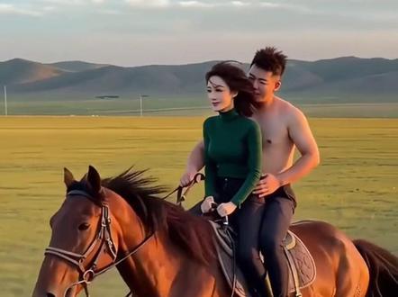 别被推浪忽悠了!其实就这么点事儿 很多人讲推浪,讲得玄乎其玄,今天一句话给你讲明白!
推浪说白了,就是马把你颠起来,你再顺势落回去。
新手不会,落下来就是硬生生砸在马背上,又疼又颠,马也不舒服。
会的人,落下的时候不是砸,而是腰腹轻轻往前一顶,把力卸掉、送出去,
人跟马就顺了,不顶牛、不硬撞。
根本不用刻意去做什么复杂动作,就是顺势、卸力、往前送一下,这就是推浪。
#野骑 #骑马教学 #新手骑马 #推浪技巧 #骑马不颠