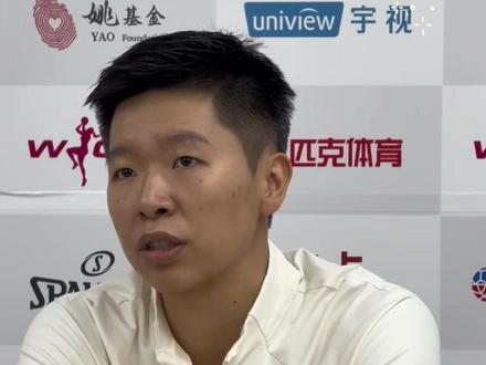 首秀开门红!东莞新彤盛女篮88比73战胜江苏队,赛后主教练向大家介绍新任队长杨舒予#新任队长杨舒予