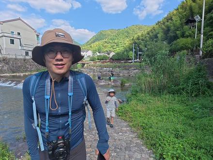 雪花潭亲子溯溪攻略(避开人流版)
雪花潭位于绍兴市上虞区陈溪乡虹溪村,地处四明山腹地,是一处以茂林修竹、秀峰奇岩、飞瀑流泉为特色的休闲胜地。这里泉水清澈至极,溅起的水花白如雪花,故而得名。
景区门票和停车免费,全程路程4公里,爬升高度300m,游玩大概用时4 - 5小时。沿途有问石潭、三叠泉、子母潭、隐波池等特色水潭,问石潭有超美的瀑布和大石头,拍照效果佳;三叠泉适合带小朋友游玩;子母潭深度超2米、水域宽,游泳畅快但要注意安全;隐波池是所有潭中水域最宽的,是游泳爱好者的福地。
超级实用信息:
1、门票免费但是需要提前预约。
2、车停在虹溪村停车场(免费)。7月1日-9月30日,需要坐免费接驳大巴进景区。
3、大巴晚上6点结束,如果没赶上可以付费让村民送出来。
4、3点-6点游玩,避开人流,人少不热。
5、穿好溯溪鞋、戴好防晒帽、携带防晒霜、防蚊虫用品。
6、开始爬升前的大树是最后的买水点。后面没有卖水的。水一定要带足。爬到最后快要渴死向别人借水救命的就是我。感激陌生人赠水之情。
#户外徒步 #感受大自然的魅力 #溯溪#雪花潭#江浙沪周边游