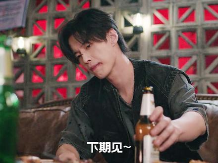 虽然《双轨》第15集现在还没更,但预告里有姜暮哭了的镜头,我们思考一下,她为啥哭了呢?这个突袭式的吻,让姜暮越来越清醒,她心底的心动、雀跃、紧张全在这一刻被无限放大。包括她一直以来没有安全感的担忧,也得到了一个强有力的肯定的回答。这种最原始的亲密行为,冲击力无疑是最大的!#双轨#虞书欣 #何与 #影娱漫谈编辑部#了不起的精讲团