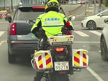 3月1日,市民街头偶遇深圳交警铁骑粤B9527,直言叔叔,我忍不住。发布视频后,网友评论区留言:是周星星吗?#9527 #周星驰 #深圳铁骑 #深圳交警