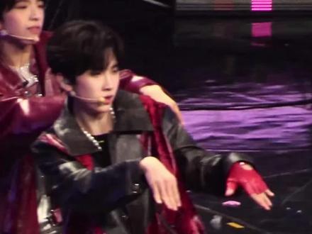 谢谢你在花花绿绿的灯牌中找到我#左奇函 #新音