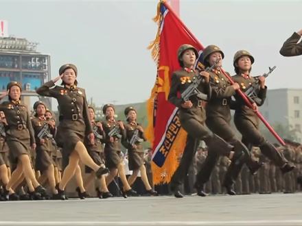 不同国家的士兵走正步,朝鲜高抬腿,泰国蹦蹦跳跳,中国整齐划一