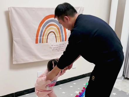 亲子游戏13种雪花片创意玩法,太好玩了
解锁13种雪花片的创意玩法合集。超简单,超好玩,娃超爱,建议收藏,和宝宝慢慢玩,一起享受快乐的亲子时光。
1.亲子旋转跳跃(长高运动)
2.克服障碍运送(身体协调)
3.迷宫解救小熊(空间逻辑)
4.抬膝手脚爬行(感统训练前庭觉)
5.雪花小人排排站(视觉追踪)
6.旋转大风车(创造力)
7.抛投幸运币(手臂力量)
8.喂雪人吃雪花片(手眼协调)
1.亲子旋转跳
9.数与量对应(培养数感)10.颜色连线游戏(观察力)11.制作冰糖葫芦(逻辑思维)12.按规律穿项链(专注力)
13.颜色配对投币(手部精细动作)
#亲子游戏玩什么 #亲子游戏 #孩子专注力#宝宝手部精细动作 #爸爸带娃