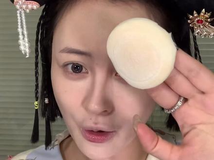 家人们,新手定妆教程新鲜出炉!掌握好散粉量和下手力度,轻松打造高清妆感!不信你去试试吧👋#底妆 #妆容教程 #新手化妆教程