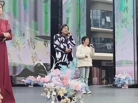 感恩索图老师,感恩马大雁老师,今天娇娇盛情受邀参加马大雁老师的生日宴,和优秀的刘钧老师合唱《听闻远方有你》,现场真实拍摄,为优秀的娇娇女儿感到高兴和自豪!宝贝女儿加油!