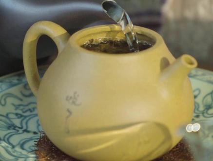 紧压白茶这样泡!泡出香甜柔!一学就会! 手把手保姆式白茶寿眉冲泡指南来啦!
依旧是超详细超温柔地冲泡教学哦!
喝紧压老白茶的冲泡节奏就在这里了!
快来试试!
#老白茶 #寿眉 #白茶 #福鼎白茶 #格格茶一代