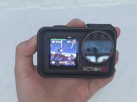 大疆 Action 5 Pro 拍摄时关闭前后屏攻略 刚入手大疆 Action 5 Pro 的宝子们看过来!
今天分享一个超实用的隐藏功能 ——拍摄时关闭前后屏,不仅能延长续航,还能避免屏幕反光干扰,让创作更专注~💡
🌟为什么要关闭前后屏?
省电黑科技:关闭屏幕可大幅降低功耗,实测续航提升约 20%,户外拍摄更持久!
防反光神器:强光或水下拍摄时,屏幕反光常导致画面穿帮,关闭后彻底解决这个烦恼。
沉浸式创作:减少视觉干扰,更专注构图和运镜,尤其适合第一视角跟拍或极限运动场景。
📱操作步骤(30 秒搞定!)
下拉菜单进入设置
1、找到熄屏显示,点击关闭
2、设置开录后熄屏
下滑菜单至「开录后熄屏」,选择「3 秒」或「15 秒」(根据需求选择)。开始拍摄后,屏幕将在设定时间后自动熄灭,但仍会通过低功耗模式显示录制时长和剩余电量。
关闭熄屏显示
若想彻底关闭所有屏幕显示,在设置中找到「熄屏显示」并关闭。真正实现 “隐形拍摄”。
💡进阶技巧
快速唤醒屏幕:拍摄中短按电源键即可唤醒屏幕,查看参数后自动再次熄灭,不影响续航。
固件更新:确保相机升级至最新固件(如 01.02.03.30 版本),部分旧版本可能不支持「永不」熄屏选项。
水下拍摄:搭配防水壳时,可提前在设置中关闭屏幕,避免误触且减少水下反光。
📍适用场景
✅ 骑行 / 滑雪:第一视角拍摄时关闭屏幕,避免阳光反射干扰。
✅ 潜水 / 游泳:水下拍摄无需查看屏幕,专注捕捉精彩瞬间。
✅ 延时摄影:长时间录制时关闭屏幕,延长电池寿命。
✅ 隐蔽拍摄:新闻纪实或野生动物摄影中,减少设备存在感。
⚠️注意事项
关闭屏幕后:需依赖 LED 灯或手机 APP(如 DJI Mimo)监控录制状态,建议搭配遥控器使用更便捷。
部分模式限制:照片和延时摄影模式下,屏幕熄灭规则可能不同,需手动调整。
学会这个技巧,你的 Action 5 Pro 将化身 “省电小能手” 和 “创作利器”!赶紧试试,在评论区分享你的拍摄成果吧~👇
#大疆Action5Pro #运动相机 #摄影干货 #大疆 #教程