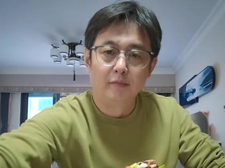 牛腿骨髓的四大优点
1. 补钙健骨,增强体质:骨髓中含有丰富的钙质、磷脂和骨胶原蛋白,易于人体吸收,对促进骨骼生长、预防骨质疏松、增强体力非常有帮助,特别适合成长期的青少年、老年人和需要恢复体力的人。
2. 滋阴补肾,强健筋骨:中医认为,骨髓能“填髓补精”,对补肾、改善腰膝酸软、身体虚损有很好的效果。
3. 改善气血,滋润肌肤:富含的磷脂和脂肪酸有助于改善贫血、滋润皮肤,让面色更加红润有光泽。
4. 美味之源,提升风味:骨髓在加热后会产生浓郁的脂香气,是许多顶级菜肴(如法式烤牛骨髓)的灵魂所在,能让汤汁变得醇厚鲜美。
#太香啦 #唉呀妈呀太香了 #烟火气美食 #家常菜