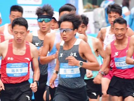 全运会史上首场跨境马拉松开跑,一条赛道串联粤港澳,“丝滑”跨境 无感通关#2025全运会 #广州上新了 #带着喜乐游广州 #记者在现场 #马拉松