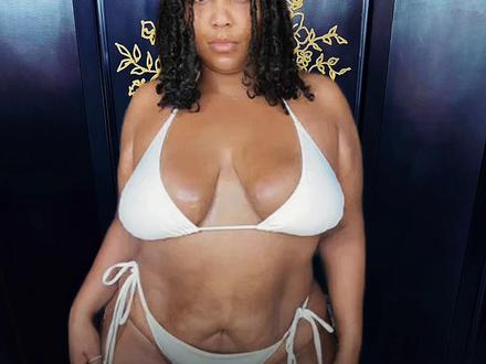 格莱美闪亮瞬间:一众明星为反 ICE尽力,为弱势群体发声 各位,今年格莱美这出戏,一半是风骨,一半是闹剧。
当主流明星们戴着徽章、攥着话筒,为被驱逐的移民呐喊,为被践踏的土地发声时,我们看到的是艺人该有的脊梁。他们用影响力撕开了“合法”的遮羞布——这片土地本就是原住民的家园,当初的掠夺者凭什么定义后来者是“非法”?:不是活在聚光灯下,而是站在弱势群体身前。这样的发声,是娱乐圈最该有的正能量,也是我们年轻人愿意追的光。
可再看看另一边,麻辣鸡像个跳梁小丑,躲在宗教阴谋论里,用“神罚”当挡箭牌,对抗着整个行业的共识。她把个人情绪包装成神谕,活成了所有人围观的笑话。
当一个人对抗全世界时,到底是她清醒,还是她活成了闹剧?我马提举双手支持为弱者发声的英雄,也绝不纵容把格局活成笑话的小丑。
你们怎么看?评论区告诉我,你站风骨,还是站闹剧?
#iceout #格莱美闪亮瞬间 #第68届格莱美获奖名单#麻辣鸡跳梁小丑 #fuckice