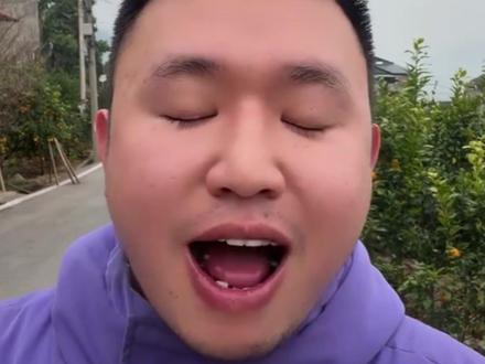 香肠后天开售,粉丝逗坤坤,坤坤气急的样子真的太可爱了#名模坤 #名模坤直播