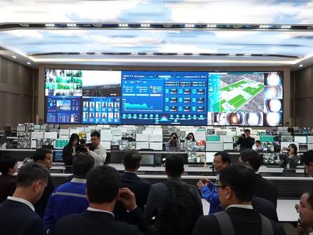 5 月 22 日,乌兹别克斯坦卡拉卡尔帕克斯坦共和国代表团来访榆林,开展考察交流。双方在矿产开发、生态防护、绿色能源等领域寻求合作机会,共谋长远发展。 #榆林 #治沙 #国际合作#人类命运共同体 (摄影/剪辑:闫宇涛 监制:贺引忠)On May 22, a delegation from Karakalpakstan, Uzbekistan visited Yulin for inspection and exchanges. The two sides aim to seek cooperation in mineral exploitation, ecological protection and green energy to pursue long-term development.