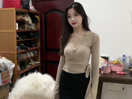 她好像知道自己有几分姿色#御姐 #今天长这样 #小妈感 #穿搭