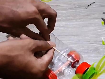 如何用塑料瓶制作橡皮筋动力动力小车#科学实验 #科技小制作小发明比赛作品 #创意手工 #学生科技手工作业 #科技小手工小制作 #趣味实验 #物理实验