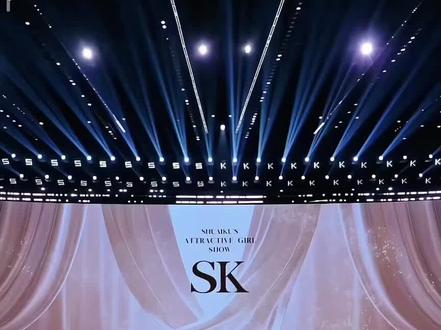 还记得你第一次月考也是第六名,同样的名次里,藏着你翻山越岭的成长。在团播的路上走了这么久,前路不算顺遂,你却凭着一腔韧劲,一步一个脚印走到如今的高光时刻。舞蹈越跳越稳,妆造越搭越贴,你总把尾巴们、姐姐们的意见放在心上,和大家一起朝着更好的方向努力。你真的做到了,把所有用心都熬成了光亮。你永远捧着真心回应所有偏爱,而这份爱从来都是双向的——是尾巴们一次次拔旗垒塔的坚守,是姐姐们一回回全力托举的温柔,也是你心疼大家时,那份毫无保留的崩溃大哭。sk狐狸,第六名是起点,不是终点,这份双向奔赴的爱,会陪你走到更远更亮的地方。让我们一起再次喊出那句:窝窝不放弃,狐狸有奇迹~#sk月考 #sk狐狸 #童福音