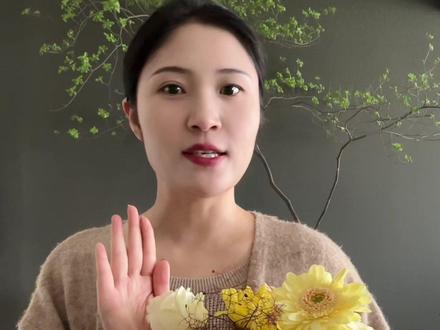 是不是还为打花束混乱而苦恼,这不枝晓小课堂开课啦,新手小白也能学起来~#花艺 #花艺教学 #花艺教程 #手打花束教程 #花艺学习