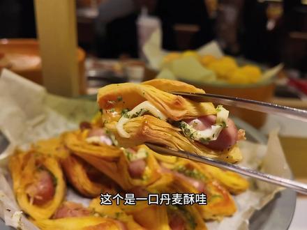 明星何洁居然也来吃龍歌了!你小子出息了啊!和比格联名的一口荔枝比萨真的好好吃啊!#何洁在济南被小火锅狠狠拿捏#美食 #甜品自由