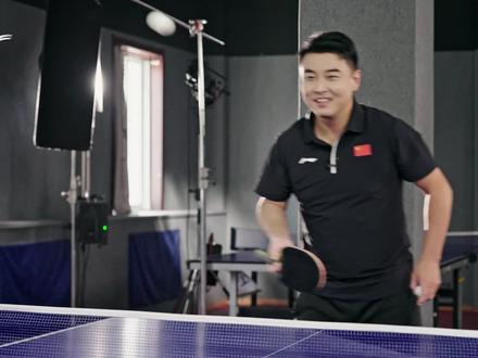 王皓与乒乓球的故事像是一场与专注、意志和信念有关的马拉松——从运动员到教练员,身份在变,对乒乓球的热爱始终如一。如今,他肩上承载的不仅是技术的传授,更是精神的传承。《论道平常心》对话中国乒乓球男队主教练王皓。#论道平常心 #王皓 #竹叶青茶