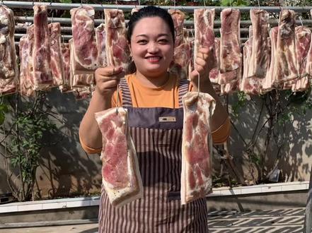 今天天气真好赶紧把前几天腌的腊肉拿来洗了晾一晾,一到了天冷了我就早睡早起#记录生活 #美食 @抖音小助手