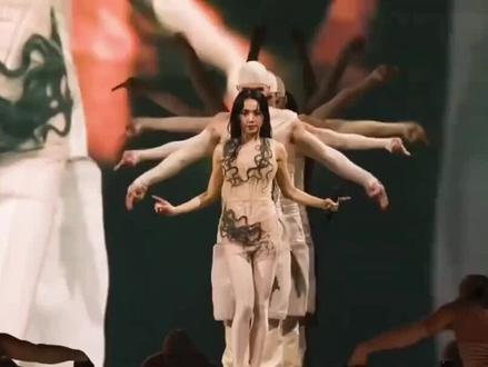 蔡依林踩蛇炸场:44岁天后把争议踩成高光