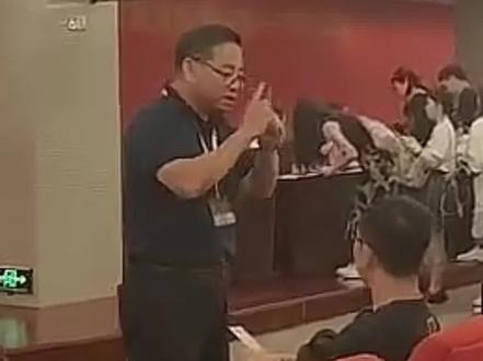 主办方表示,对于个别证件和门票信息不一致的观众(包括朋友转赠、转让,或者遗失、被盗、忘记携带门票的观众),安排到特定的区域,由票务公司和主办方查验核对信息后, 签署强实名制告知书,并现场宣讲强实名制的有关法规和违反法规的后果,最后经查验核对通过后,在工作人员的带领下安排进场观看。
