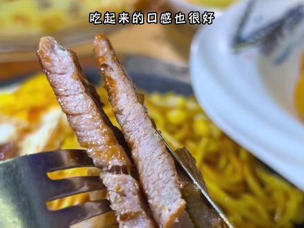 好吃的牛排不一定是很高级的肌红蛋白,五成熟,美拉德反应。正儿八经的牛肉好好的煎一煎也是很好吃的。#玛黎娜铁板牛排 #牛排🥩 #临朐